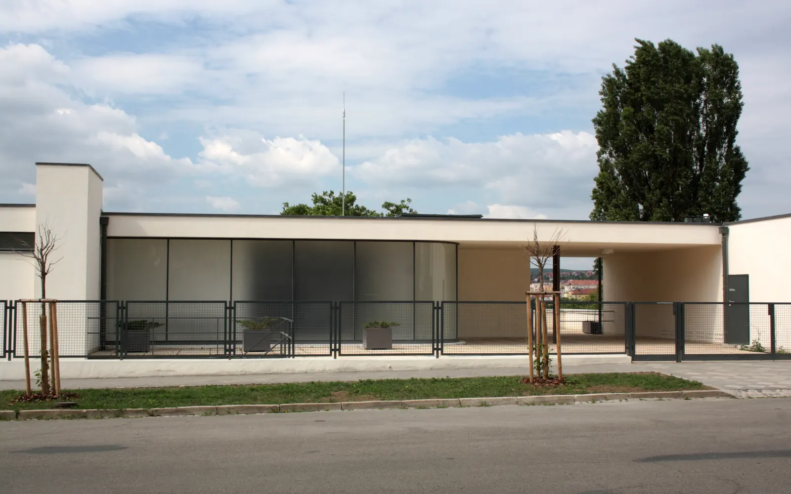 La baja fachada a la calle de la Villa Tugendhat en Černopolní, con su entrada acristalada y puerta de garaje